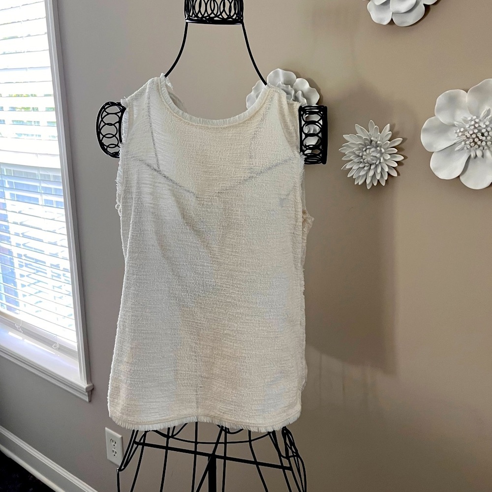 Beautiful white shell top BR